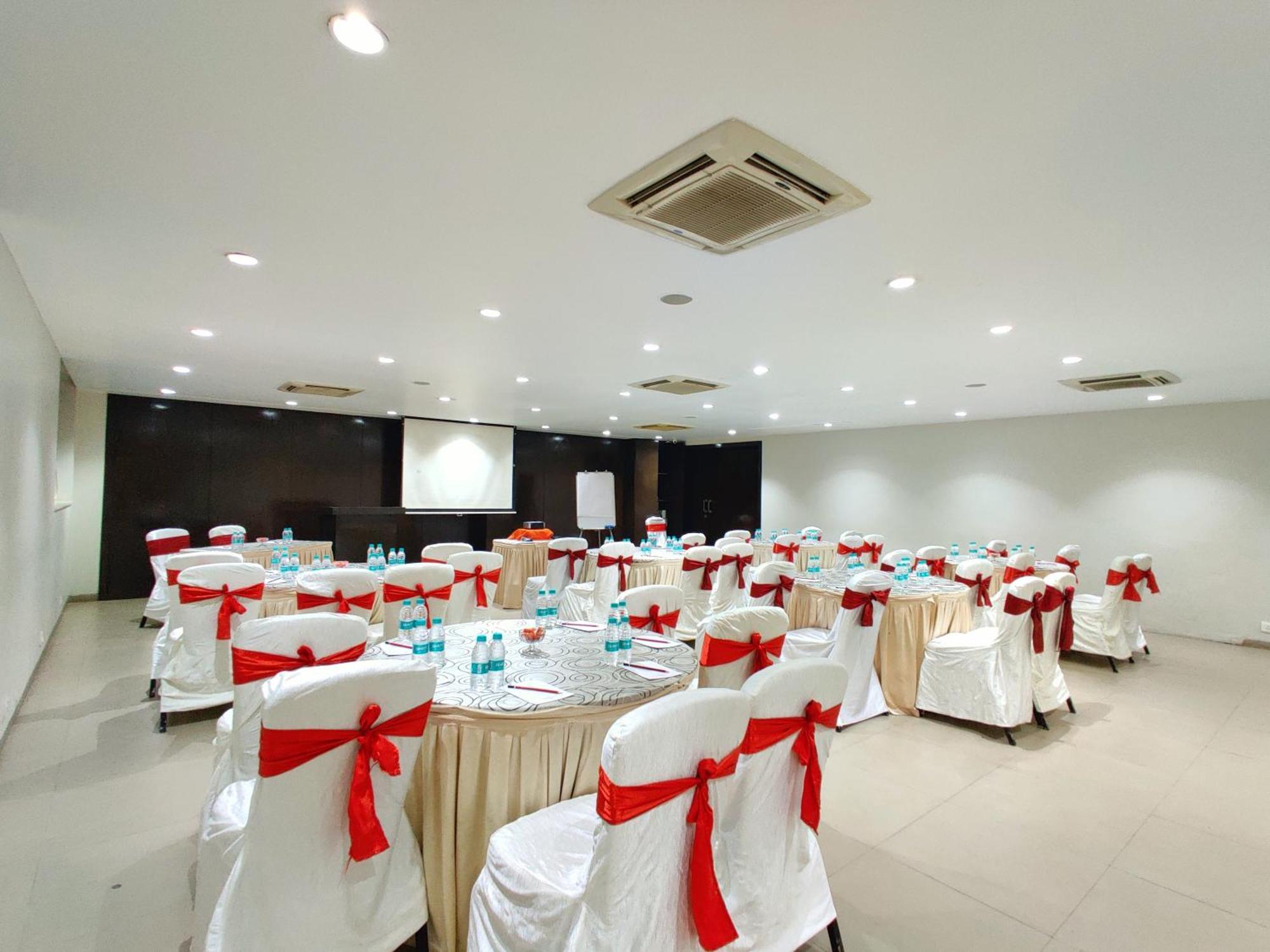 Citrus Hotel Lonavala Bagian luar foto